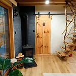 Forrest House Na Drzewie Niedaleko Suntago