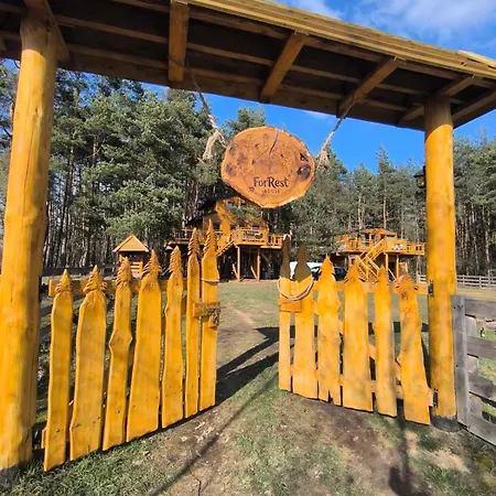 Forrest House Na Drzewie Niedaleko Suntago